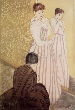 ドレスを試着する若い女性の母親の子供たち メアリー・カサット Oil Paintings